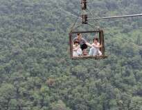 Moradores de aldeia arriscam a vida atravessando montanhas a 480 metros de altura em teleférico velho e sem portas