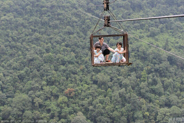 Moradores de aldeia arriscam a vida atravessando montanhas em teleférico velho e sem portas