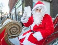 Papai Noel é multado após estacionar seu trenó em local proibido