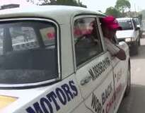 Conheça o taxista que dirige há 30 anos apenas de marcha ré