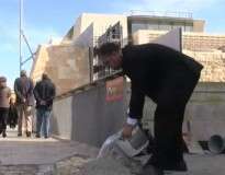 Cidadão é preso por tapar buracos de calçada com cimento