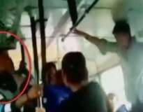 Vídeo flagra momento em que irmãs molestadas por homens em ônibus os atacam violentamente com cinto de segurança