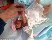 Bebê sobrevive depois de ficar enterrado por duas horas após pais pensarem que havia nascido morto