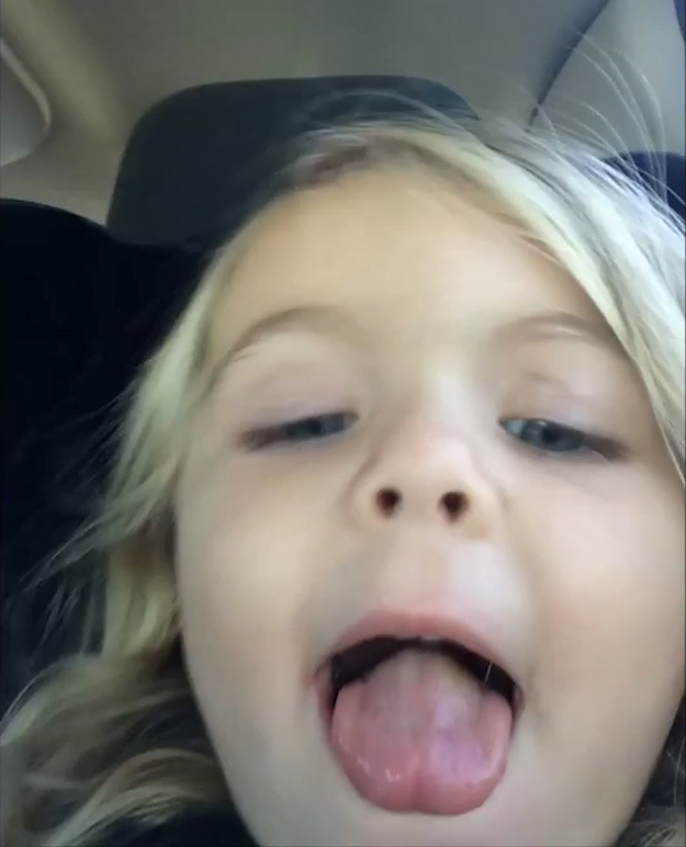Mãe encontra 677 fotos da filha de 3 anos no celular em tentativa da criança de registrar selfie perfeito