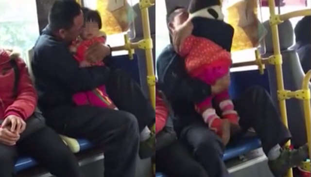 Vídeo de homem homem beijando e acariciando criança dentro de ônibus vem causando polêmica