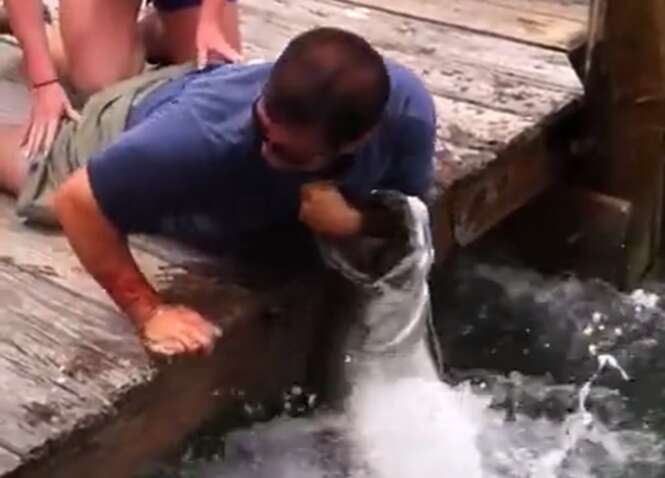 Homem é atacado por peixe gigante enquanto tentava captura-lo