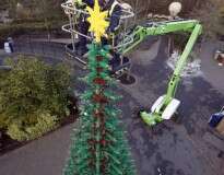 Legoland constrói árvore de Natal gigante, usando 300 mil peças de Lego