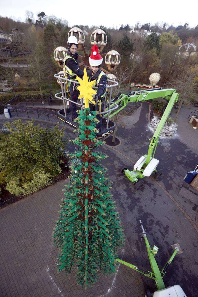 Legoland constrói árvore de Natal gigante feita com peças de lego