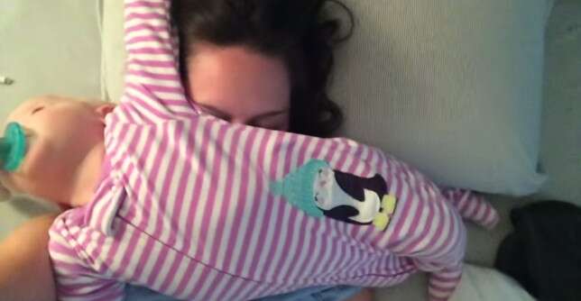 Bebê é filmado fazendo de tudo para acordar mãe sonolenta e se torna viral na internet