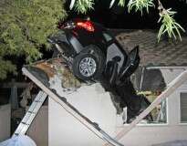 Carro atravessa telhado de residência após acidente impressionante nos EUA