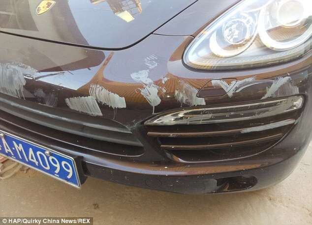 Proprietário de Porsche fica atordoado após encontrar criança pintando veículo que havia acabado de comprar