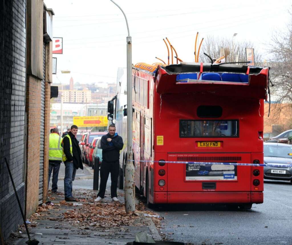 Ônibus perde o teto ao tentar cruzar túnel