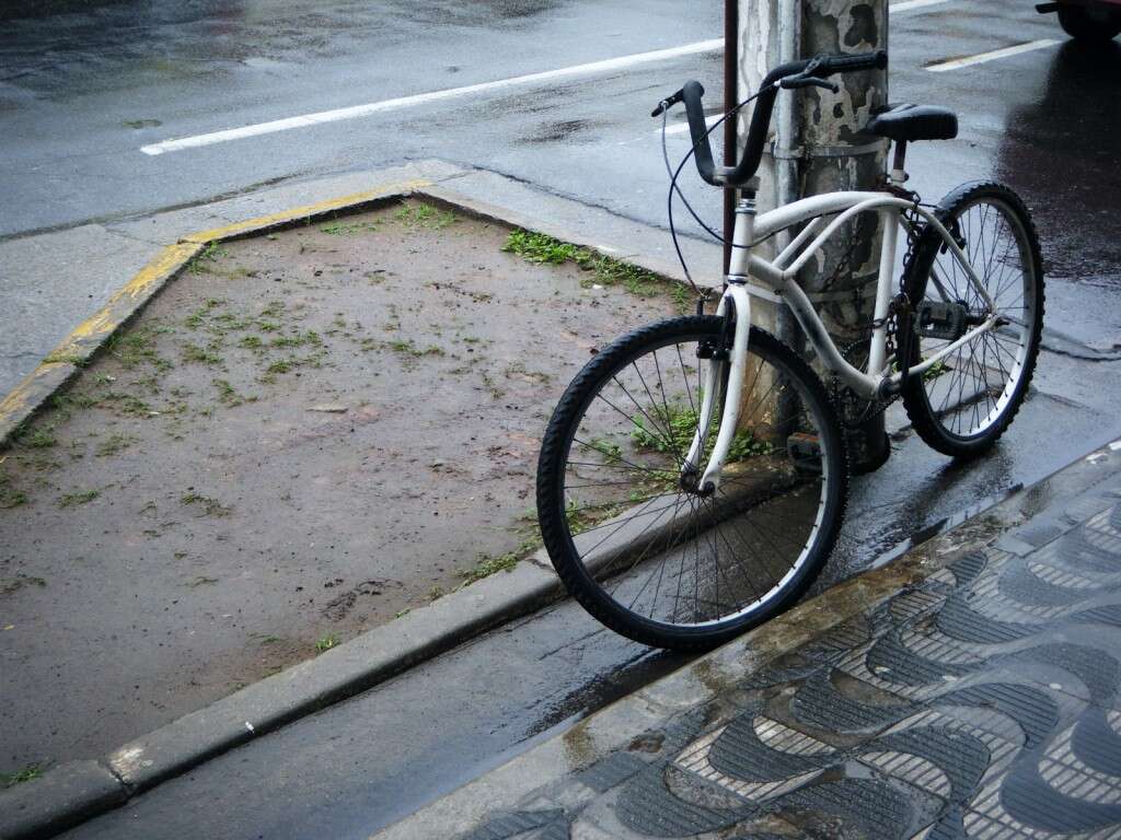 Ciclista pedalando nu é multado por não estar usando capacete.