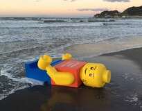 Misterioso homem gigante de Lego aparece em praia japonesa
