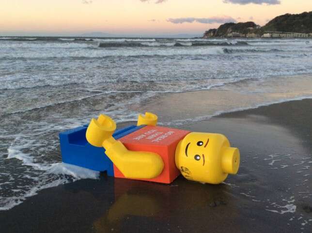 Boneco de Lego em praia