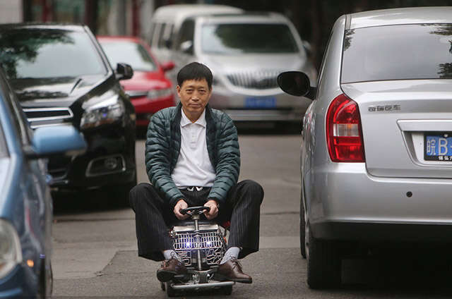 Homem constrói mini carro de 60 centímetros