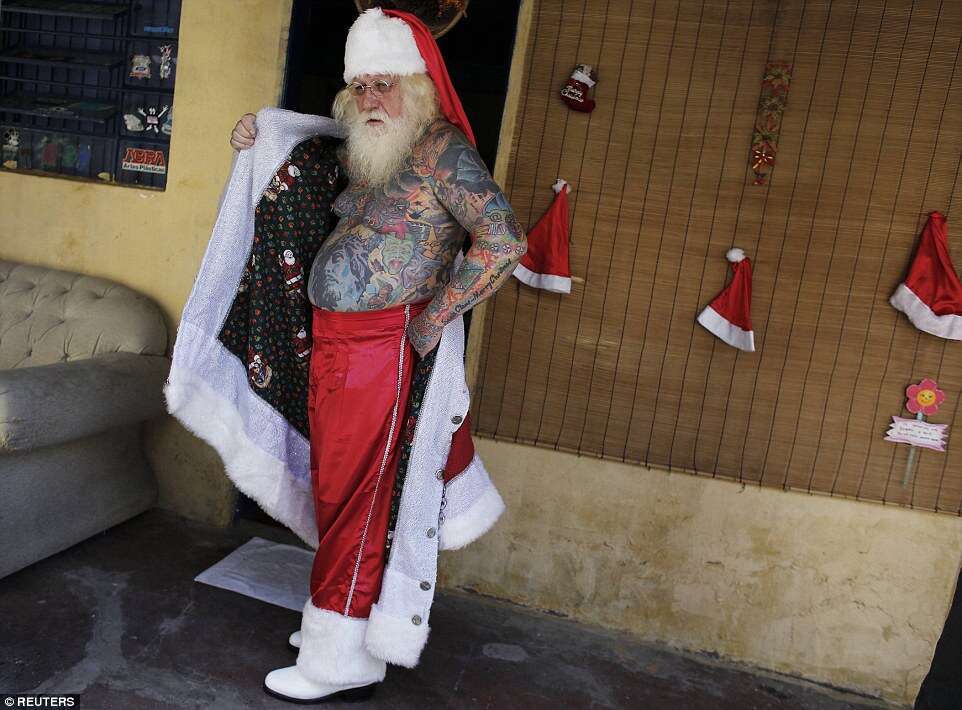 Conheça o Papai Noel brasileiro que possui 94% do corpo tatuado