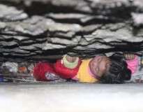 Menina de 4 anos fica presa em fenda de apenas 20 centímetros após cair de muro
