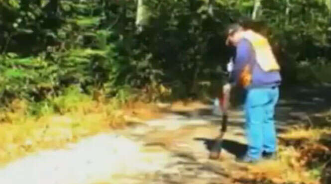 Vídeo chocante mostra momento em que homem tenta atirar, arma não funciona e, ao olhar em cano, ela dispara