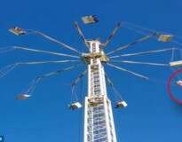 Espectadores filmam momento chocante em que balanços de brinquedo de parque de diversões colidem a 60 metros de altura após ventania