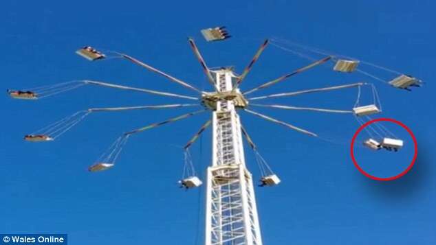 Espectadores filmam momento chocante em que balanços de brinquedo de parque de diversões colidem