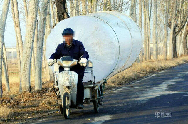 Homem é visto roubando gás natural em saco gigante