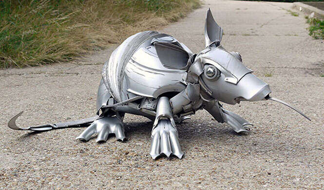 Esculturas de animais com peças de carros recicladas