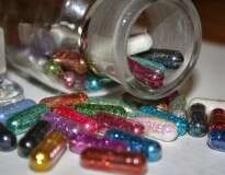 Pílulas de glitter prometem adicionar brilho e cor às fezes dos consumidores