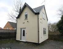 Conheça a menor casa isolada da Grã-Bretanha, que possui 17 metros quadrados e custa mais de 400 mil reais