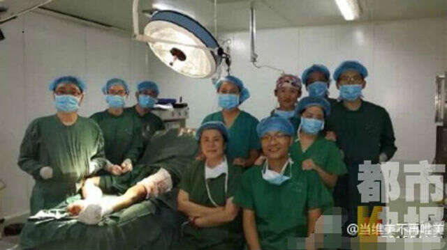 Equipe médica interrompe cirurgia para registrar selfie