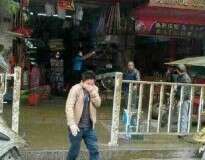 Pedestres ficam cobertos por excrementos humanos após caminhão com tanque séptico explodir em rua comercial