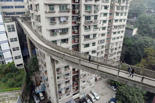 Ponte incrível liga rua ao 13º andar de edifício