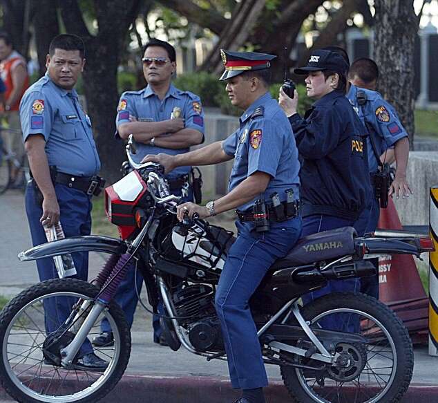 Policiais são obrigados a usar fraldas durante a chegada do Papa nas Filipinas