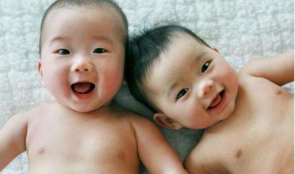 Mulher dá à luz filhos gêmeos de pais diferentes