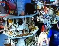 Câmeras de segurança flagram momento em que objeto cai sozinho de prateleira de loja enquanto médium paranormal investigava local