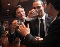 Estudo afirma: trabalhar mais de 48 horas por semana deixa pessoas mais propensas a se alcoolizarem