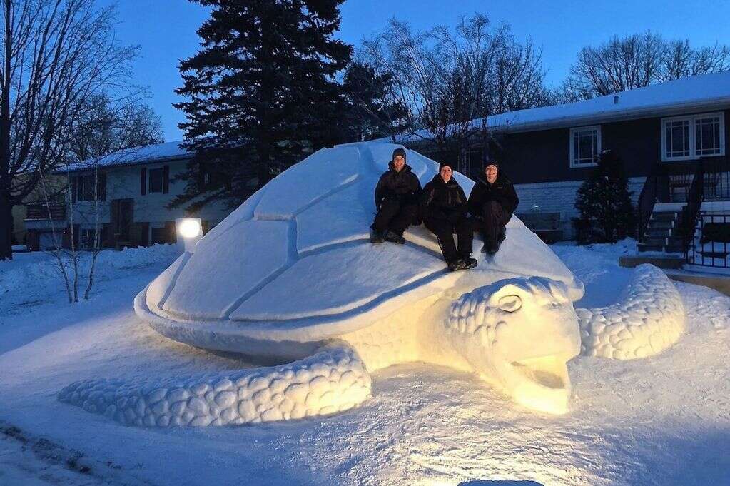 Irmãos fazem esculturas gigantes de neve