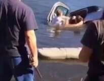 Vídeo mostra momento chocante em que estudante salva homem de 92 anos, inconsciente, após carro de idoso cair em lago