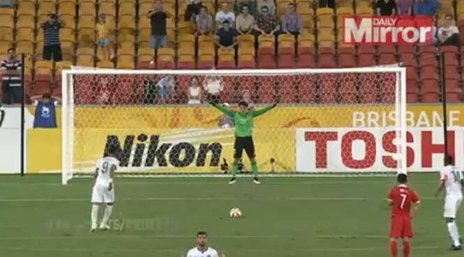 Goleiro defende cobrança de pênalti com ajuda de gandula