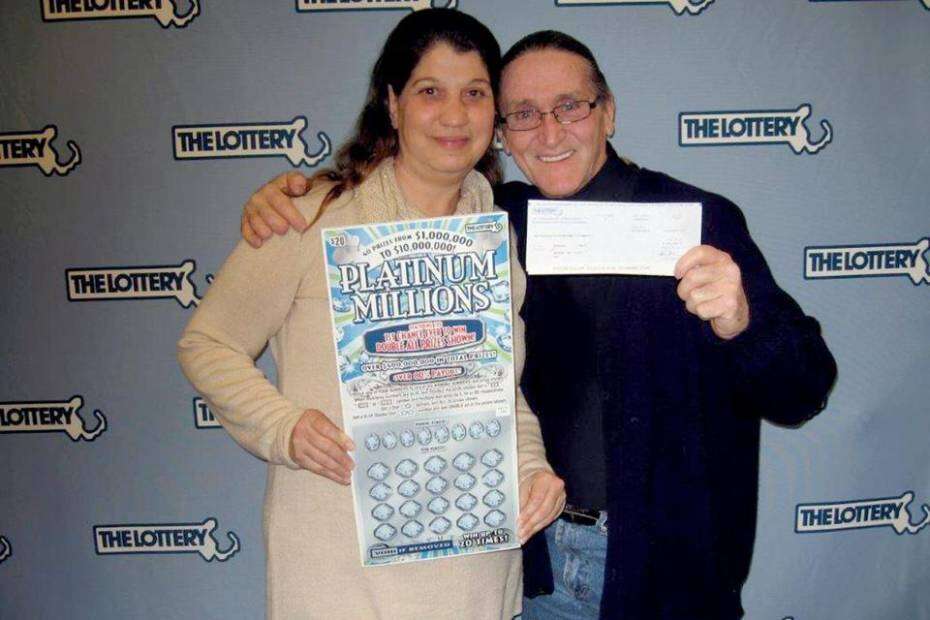 Homem ganha mais de R$ 25 milhões na loteria após comprar dois bilhetes para trocar seu dinheiro