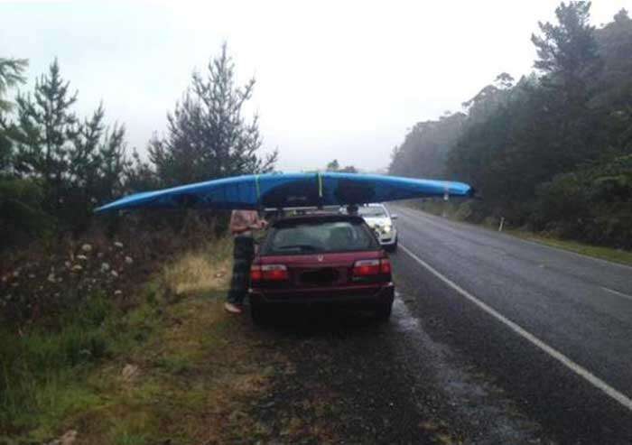 Caiaque sendo transportado de maneira errada