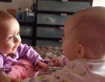 Assista ao momento comovente em que duas bebês gêmeas se olham pela primeira vez