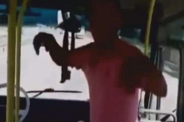 Motorista de ônibus causa polêmica ao ser filmado largando volante para dançar em corredor do veículo em movimento