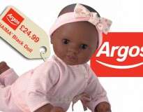 Loja é acusada de racismo ao vender boneca negra com preço mais barato que a branca
