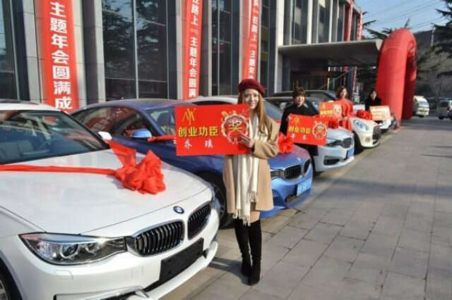 Empresária presenteia quatro funcionários com carros BMW