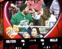Casal discute durante partida de basquete nos EUA após homem ignorar câmera do beijo