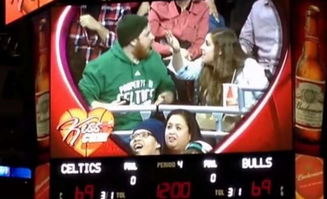 Casal discute durante partida de basquete nos EUA na frente da câmera do beijo