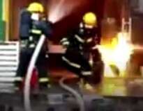 Vídeo: bombeiro é referenciado como herói após retirar botijões em chamas de restaurante incendiado