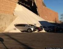 Carros ficam cobertos de sal após parede de depósito do mineral desabar
