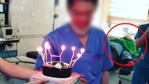 Equipe médica causa polêmica ao comemorar aniversário de cirurgião com paciente em mesa de cirurgia